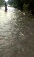 WARGA ANTISIPASI BANJIR, TANPA DI UNDANG, DATANG,&amp;nbsp MELANDA GRESIK SELATAN