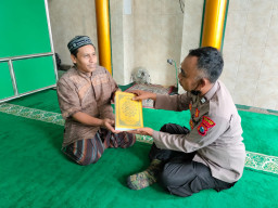 Jumat Berkah, Polisi di Gresik wakafkan Al-Quran ke Mushola