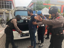 Penjagaan Akses Masuk Mapolres Gresik Diperketat