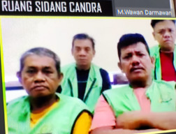 KOMPLOTAN TUKAR KARTU ATM KORBANNYA, SESUAI PERAN, MODUS JUAL 300 HP, HARGA Rp.1,5 JUTA/ UNIT, GASAK SALDO ATM Rp. 100 JUTA. NASIR, SLAMET, SUKRI, SUWARDI DITUN