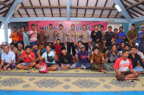 Jumat Curhat, Kapolres Gresik Dengar Keluhan Warga Nelayan Pesisir Gresik