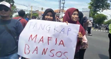 Diluruk Ratusan Warga, Diduga Kejari Sampang Mati Suri