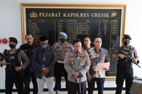Pukul Belasan Siswi Hingga Ada Yang Pingsan, Kepala Sekolah MTS NI Ditangkap Polres Gresik