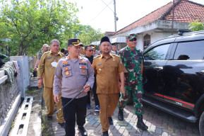 Kapolres Gresik, Dampingi Bupati Tinjau Korban Bencana Puting Beliung