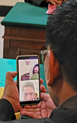 TAGIHKAN HUTANG PACAR, KORBAN DIANIAYA DENGAN PUKULAN KE MUKA 10 KALI, HINGGA BERDARAH - DARAH, DEDIK KRISTIAWAN DIHUKUM 7 BULAN BUI