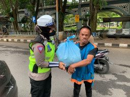 Polres Gresik, Door to Door Berbagi Kepada Warga Kurang Mampu