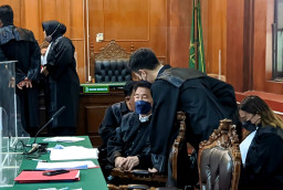 Tonic Tangkau Dampingi Anggota Polri Terdakwa Perkara Tragedi Kanjuruhan Malang