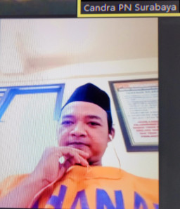 DENGAN SENGAJA MEMBELI 22 EKOR BURUNG SATWA DILINDUNGI LEWAT ONLINE, DIJUAL BEBAS DI JALAN RUNGKUT, SETHA DANU DIHUKUM 6 BULAN BUI, DENDA Rp. 2 JUTA