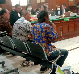 SIDANG TRAGEDI KANJURUHAN MALANG, SAKSI ORANG TUA KORBAN: " DUA ANAK SAYA SUDAH MENGHITAM, DARI TELINGA, HIDUNG DAN MULUT KELUAR BUSA, BAU AMONIAK" SA