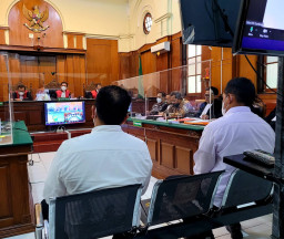 SIDANG TRAGEDI KANJURUHAN MALANG, JAKSA HADIRKAN SAKSI POLISI, " TIDAK ADA LARANGAN DARI PANPEL UNTUK MEMBAWA GAS AIR MATA "