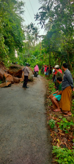 Gerak Cepat TNI-Polri di Gresik Bersihkan Tanah Longsor, Akses Jalan Kembali Normal