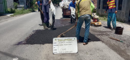 Jalan Berlobang, DPUTR Gresik Fokus Perbaikan Tambal Sulam Jalan 