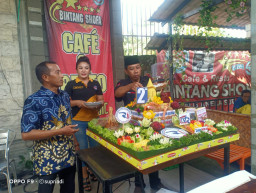 Potong Tumpeng Mewarnai Acara Tasyakuran Media Radarjatim.co. yang Ke 2