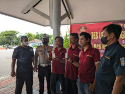 Jelang Bulan Suci Ramadhan, Satlantas Polres Gresik Cek Urine Kepada Sopir Bus