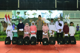 Kapolres Gresik Dampingi Gubernur Jawa Timur, Bagikan Bantuan Kepada Seribu anak Yatim