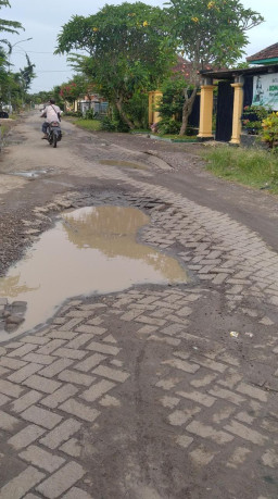 Warga Keluhkan Jalan kabupaten Rusak Dan Licin Saat Turun Hujan