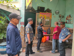 Camat Sawahan Keliling RW, Beri Bantuan Sembako ke Dapur Umum