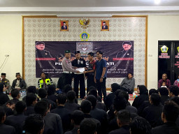 Istimewa! Ketua Persaudaraan Setia Hati Terate Cabang Gresik Serahkan Piagam Penghargaan Ke Atlit Berprestasi