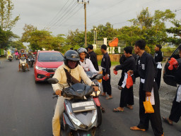 Persaudaraan Setia Hati Terate Rayon Metatu Ranting Benjeng, Berbagi 500 Paket Takjil Pada Pengguna Jalan Metatu