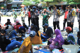 Pastikan Pengunjung Nyaman, TNI-Polri Gelar Pengamanan di Wisata Pasir Putih Dalegan