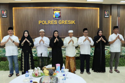 Tingkatkan Iman Dan Taqwa, Polres Gresik bersama Tim Hadrah Aulian Musthofa Polda Jatim Sholawatan