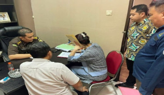 "Ratu Tipu Sering Pinda Tempat" DPO Kasus Penipuan Rp. 42 Miliar, Lily Yunita Diciduk Tim Tabur Di Apartemen Kawasan Surabaya Barat