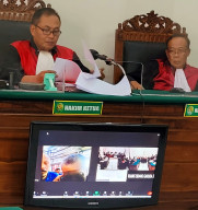 Beli 4 Butir Pil Ekstacy Rp.1,9 Juta, Tidak Cocok Dengan Pesanan, Hendak Menukar, Keciduk Polisi Dulu, Andreas Dan Imam Dihukum 6,5 Tahun, Denda Rp.1 Miliar