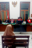 Miliki Alas Hak Buku C No.1614 Persil 65, Dituduh Membangun Rumah Di Atas Tanah Pemkot Surabaya Di Jalan Raya Dukuh Jerawat.Rukmiati Dihukum 3 Bulan Dengan Masa