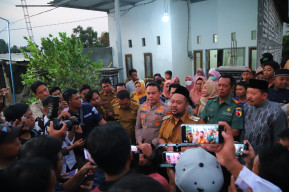 Kapolres Gresik Bersama Bupati Gresik Jenguk Siswi SD yang Dicolok Tusuk Pentol