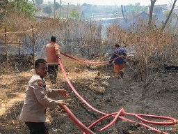 Bersama Warga, Polsek Benjeng Bantu Petugas Damkar Padamkan Api Di Lahan Kosong