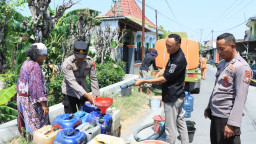 HUT Humas Polri, Polres Gresik Gelar Baksos Air Bersih 25 Ribu Liter di Duduk Sampeyan