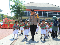 Keseruan anak TK Gresik bertemu Kapolres Gresik, Diajak Keliling Mapolres