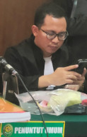 MAIN JUDI ONLINE JENIS TOGEL, DEPOSIT Rp 575 RIBU, TERDAKWA SURYA WIJAYA DITUNTUT 15 BULAN BUI