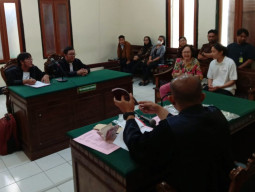 JOKI TES UJIAN BAHASA DI LEMBAGA BAHASA WIDYA MANDALA GUNAKAN PASPOR PALSU, TERDAKWA WANG YALI ASAL TIONGKOK DIADILI