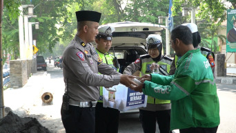 Jumat Berkah Berbagi, Satlantas Polres Gresik Bagikan Nasi Bungkus di Jalan