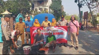 Kemarau Panjang, Polsek Cerme Bantu 10 Ribu Liter Air Bersih Kepada Warga