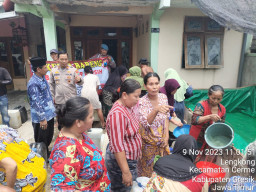 Warga Antusias Dapat Bantuan Air Bersih dari Polsek Cerme