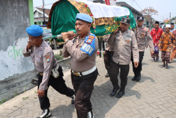 Polres Gresik Gelar Upacara Pemakaman Anggota Polri yang Meninggal