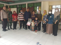 Kunjungi Balita Stunting dan Berbagi Sembako pada Lansia Gamis, Lurah Darmawan : Saya Akan Selalu Siap Membantu dan Mendampingi