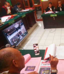 DIBAYAR BOSNYA DI KAMBOJA Rp10 JUTA, RETAS SITUS BALITBANG JATIM JADI LAMAN JUDI SLOT GACOR, TERDAKWA DENDI SYAIMAM DIHUKUM 8 BULAN BUI, DENDA Rp5 JUTA