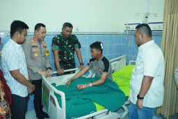Kapolres Gresik Jenguk Korban Kerusuhan Suporter Stadion Gejos di RS Bhayangkara Polda Jatim