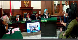 GEGARA CEMBURU DISELINGKUHI, BUNUH ISTRI DAN ANAK TIRI DENGAN MEMBAKAR, SUAMI SADIS SUTIKNO DIDAKWA PEMBUNUHAN BERENCANA
