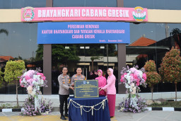 Kapolres Gresik Didampingi Ketua Bhayangkari Resmikan Kantor Bhayangkari