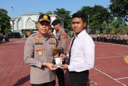 Kapolres Gresik Beri Buku Saku Panduan Pengamanan Pemilu 2024 dan Netralitas Polri