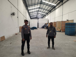 Pastikan Aman, Polres Gresik Lakukan Pengamanan Gudang Logistik KPU Gresik