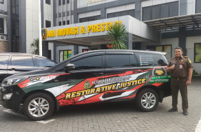 SABET JUARA SATU KEJARI TYPE A TERBANYAK HENTIKAN PERKARA MELALUI RJ, INOVASI BIDANG PIDUM KEJARI SURABAYA LUNCURKAN RJ CAR