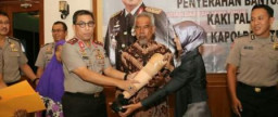 Kapolda Jatim Bantu Kaki Palsu Pada Purnawirawan dan Polri Aktif