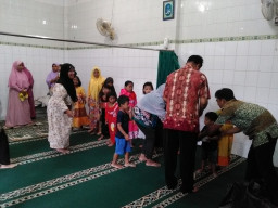 Lurah Kupang Krajan Berbagi Rezeki Pada Anak Yatim, di Mushola Baitul Mursyidin