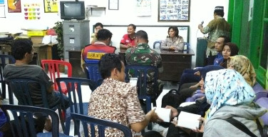 Satgas Bencana dan Binmas Polrestabes Surabaya, Dialog Dengan Warga Kupang Krajan. 