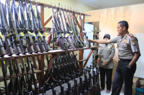Kapolres Pasuruan Cek Senjata di Gudang Sarpras.